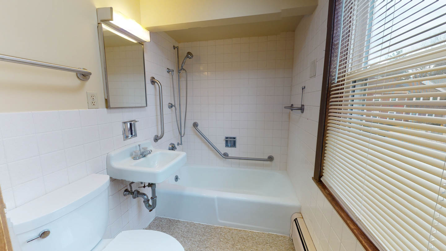 Oxford Place Apartments bathroom tub